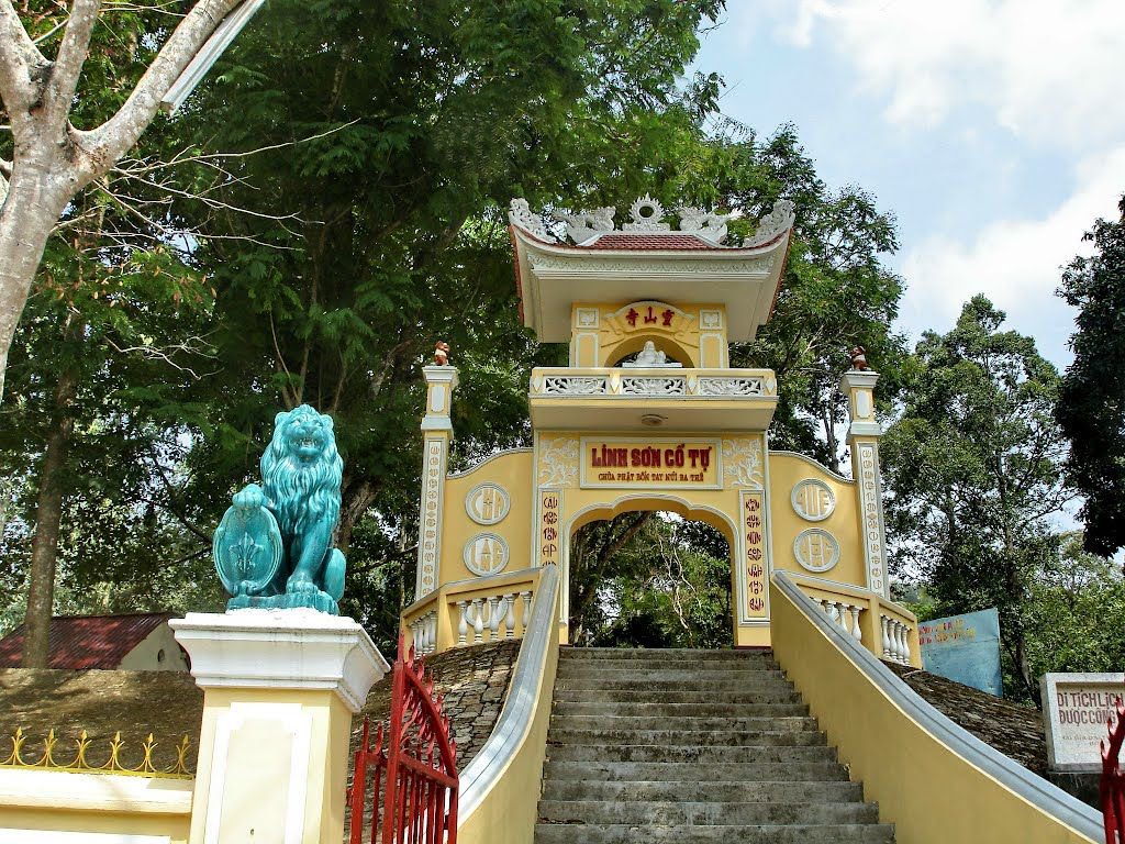5.	 Linh Son Pagoda Relic
